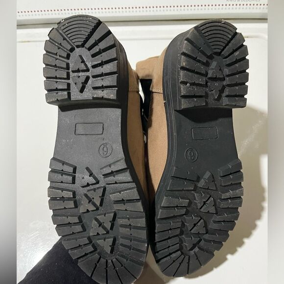 Old Navy size 6 Chelsea lug boot in taupe - Picture 3 of 5